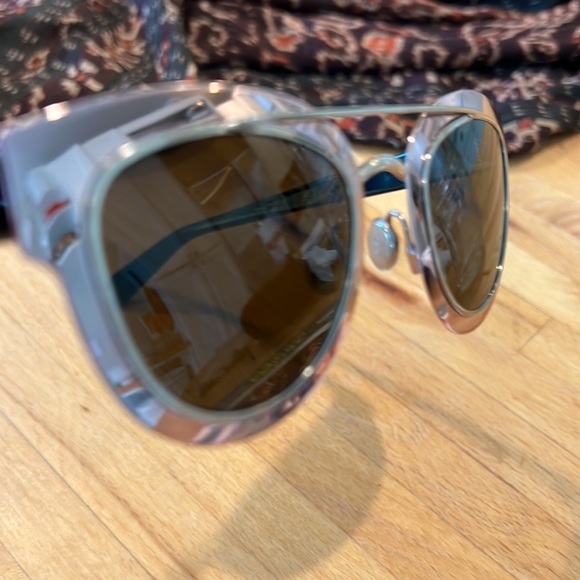 Like new Christian Dior sunglasses. Worn only 3 times. - Picture 8 of 11